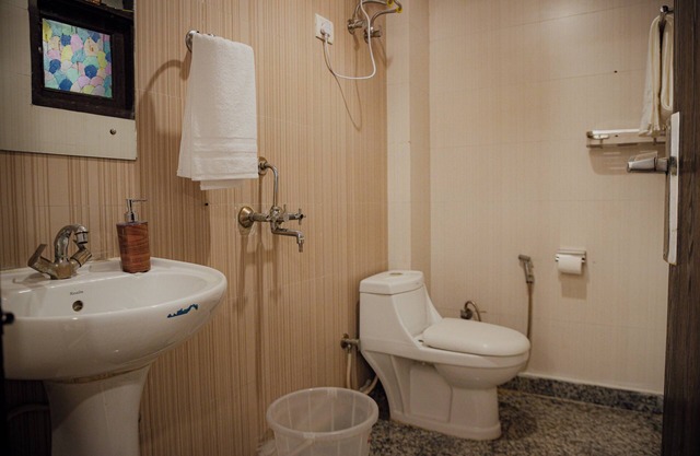 Chhatarpur’s Chic 3BHK Retreat with WiFi, AC in wonderful New Delhi