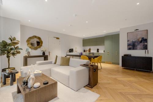 Chic 1BR Apt with Terrace & Gym, West Hampstead