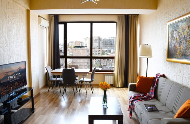 Chic 1BR Cascade Views and Near Opera