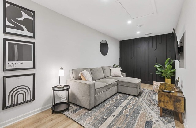 Chic 1BR Oasis: Ideal Retreat near Six Flags