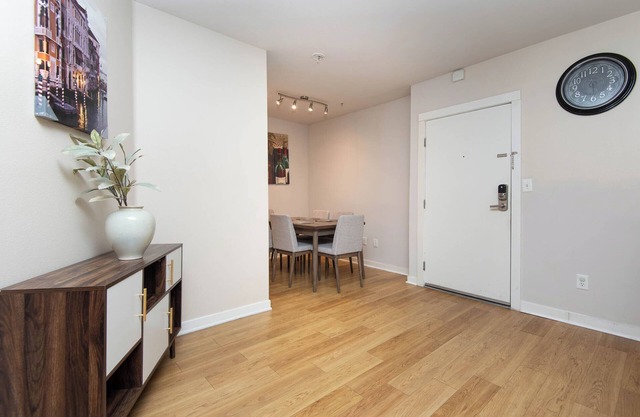 Chic 2-Bed Apt in Fabulous Los Angeles with Balcony, Fitness Room and WiFi
