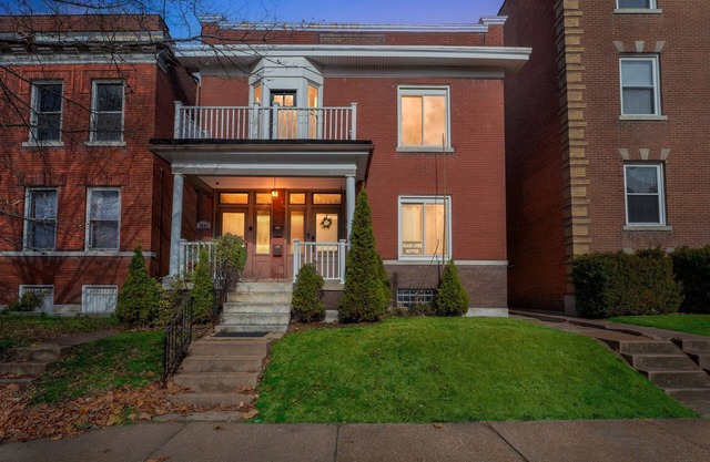 Chic 3-bedroom STL Townhome - fitness room, spa, wifi, deck