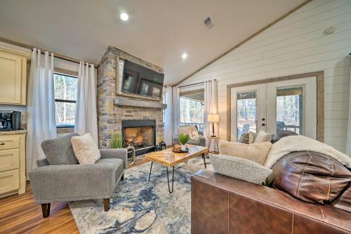 Chic Broken Bow Escape with Hot Tub and Fire Pit!