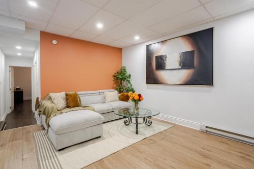 Chic DT MTL Condo with Rooftop, BBQ