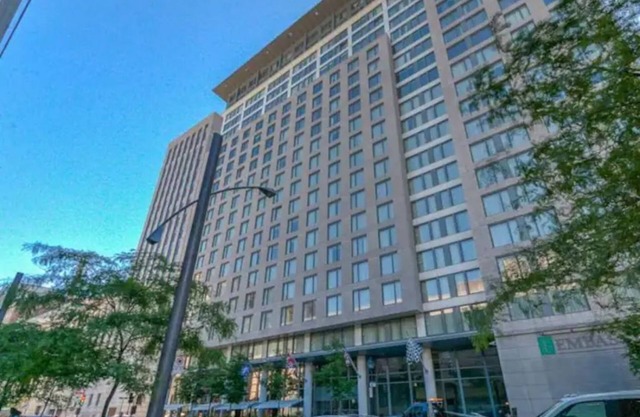 CHIC EXECUTIVE DOWNTOWN CONDO WITH FREE GARAGE PARKING NEAR THE OLD PORT !n