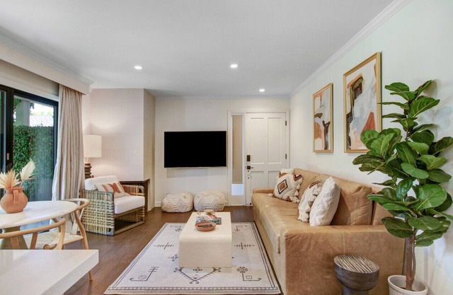 Chic Resort Retreat : Pool Access, Kitchen, Patio