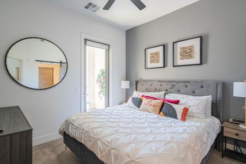 Chic & Serene ,Work Remotely in 5-Star Comfort 4003
