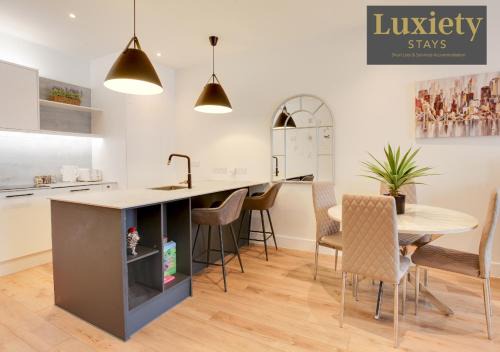 Chic & Stylish 1BR City Centre Nr Cliffs Pavillion by Luxiety Stays Serviced Accommodation