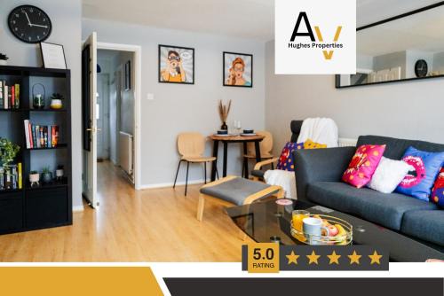 Chic Two-Bedroom House - Garden & Driveway, Ideal for Business or leisure Travellers By AV Hughes Properties