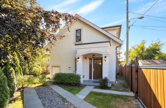 ChicVilla New 3 bedrooms 2 baths private yard 8 min walk to Langara Canadaline