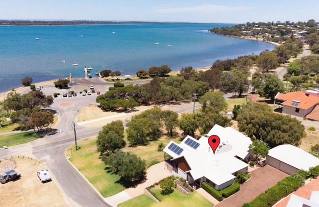 Chillin' in Cozy Waterfront Family Friendly Retreat