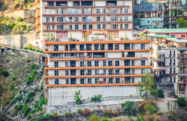 Chivas 3bhk Shimla- Parking+ Rooftop+Wi-Fi+BBQ