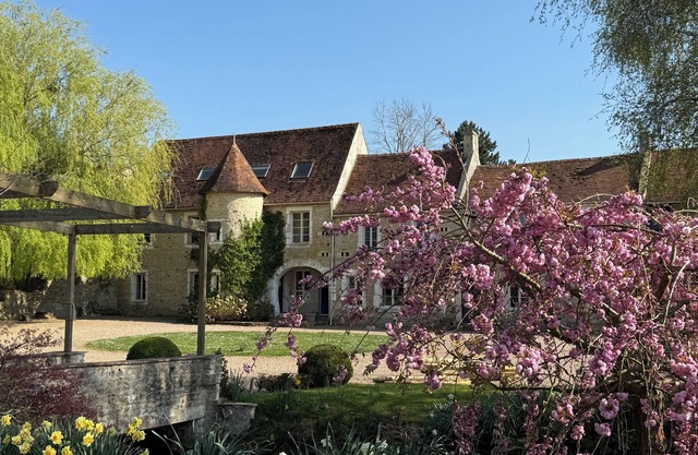 Ciderpress 6-bedroom house set in 1 hectare of gardens with pool and lake