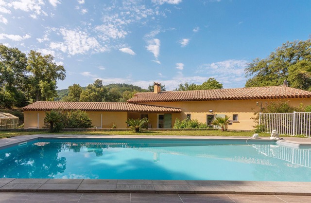 "Cigale" Room with Shared Pool, Wi-Fi, and Air Conditioning