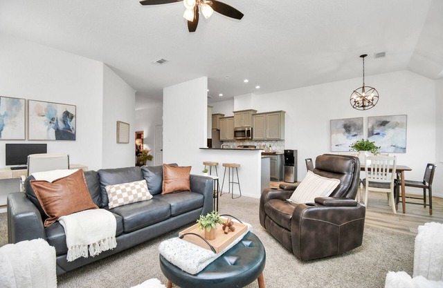 Cinco Ranch Furnished 1 Story Home, King Beds, Walking Trail, Sleeps 6+