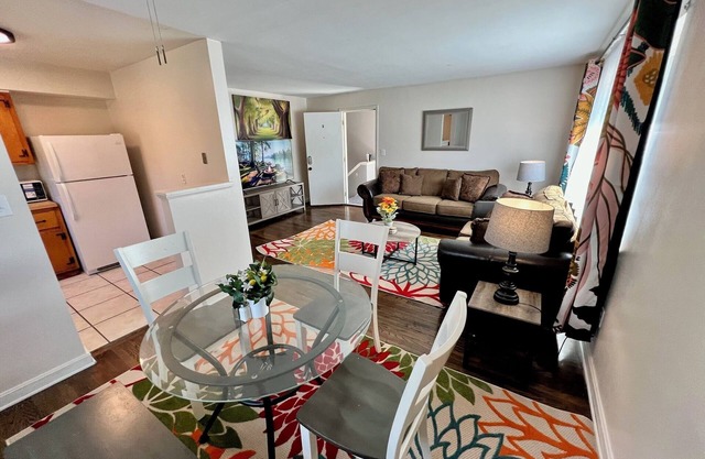 CincyShortStays Sunrise Blossom 2 Bedroom Apartment 13 Minutes to Downtown