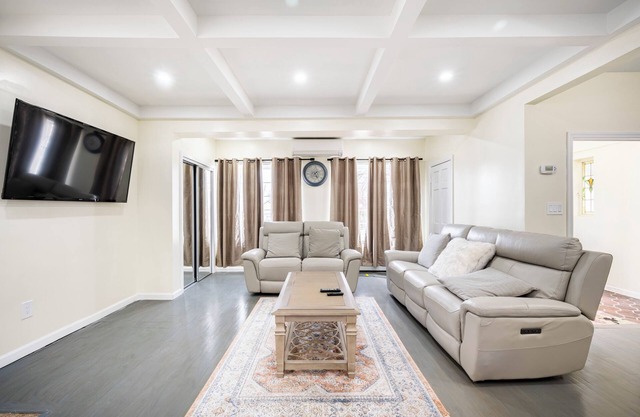 City Escape –Steps to Subway, 10 Min to JFK/LGA, Manhattan in Minutes + Parking!