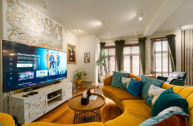 City Retreat w/Hot Tub+Games Room+Twin BBQ+Parking