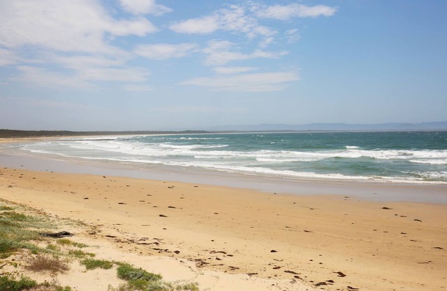 Clara's Coastal Cottage - Pet Friendly - 1 Min Walk to Beach