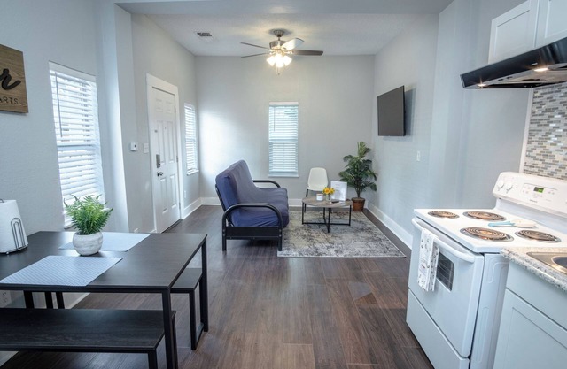 Classic 1br/1ba Charming Apt w/Modern Upgrades