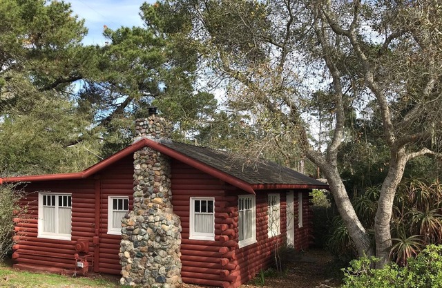 Classic Antique Cabin in Cambria - near ocean and forest