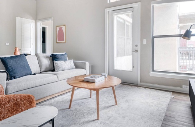 Classic Barton Springs 2BR w/ W/D, Gym & Pool nr Town Lake, by Blueground