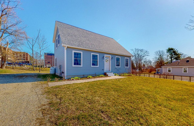 Classic home with deck & yard in the heart of Castine - walk everywhere