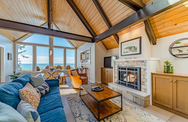 Classic home with ocean views - just a short walk to parks & beaches