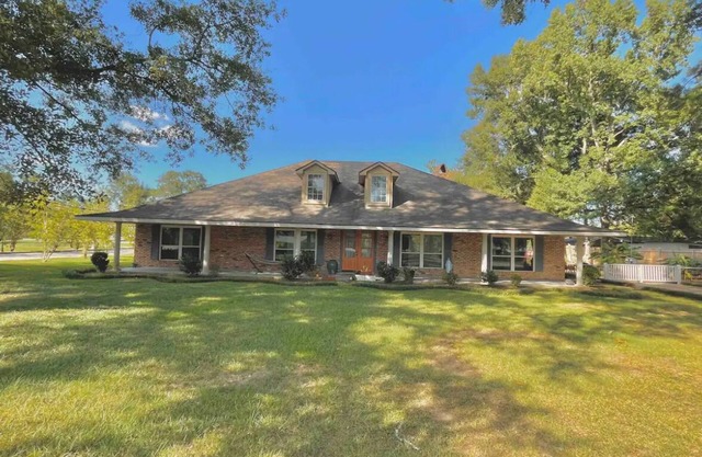 Classic southern home! Beautiful big kitchen, and centrally located home.