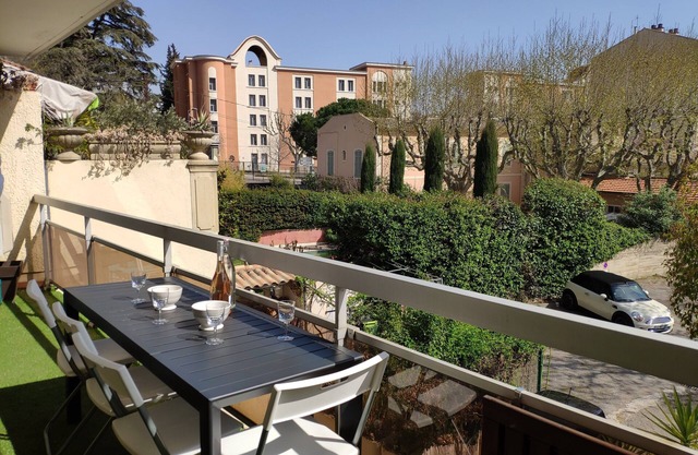 Classy 4-star 2-bedroom apartment in the center of Aix with parking and terrace