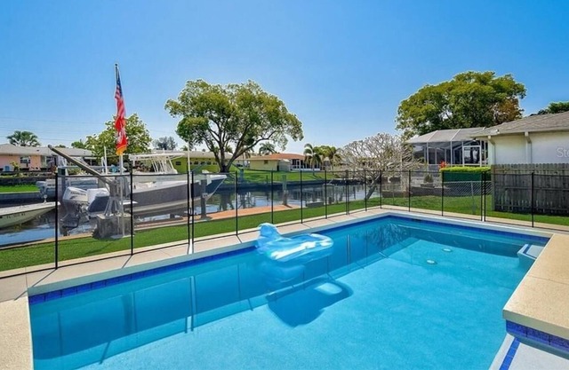 Classy Cabana on the water, Private Heated Pool & Boat Lifts