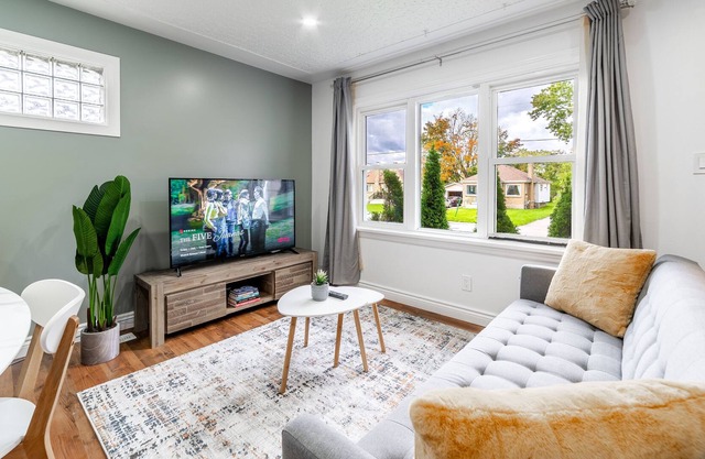 🌱Clean 3 bdrm 🌱 1GBPS wifi 🌱 2 workstations