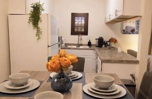 Clean and quiet 2/1.5 townhouse 4 miles from airport