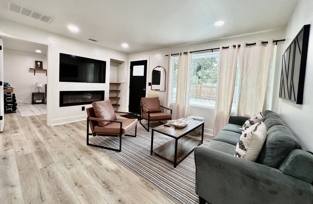 Clean & Comfortable 3 BD 1.5BA Pool Table+Gym