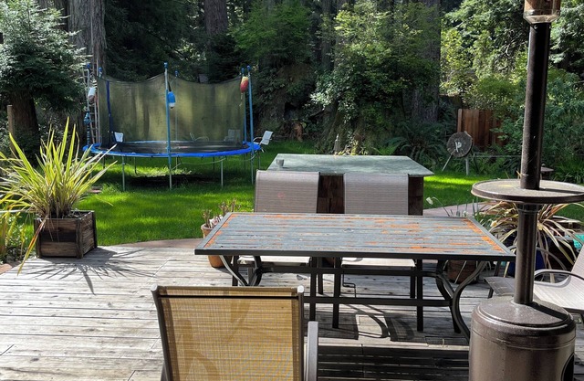 Clean, comfy and located in a Redwood Park like setting. Walk to Moonstone Beach