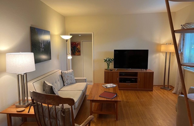 Clean, Convenient By North Berkeley Bart Subway Walk To University Of California