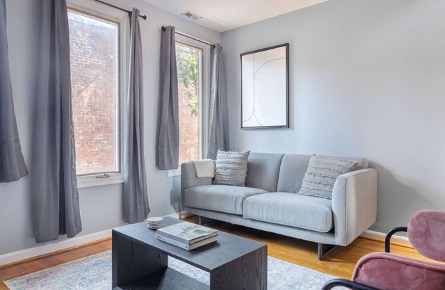 Clean Georgetown 2BR w/W/D, nr Embassy Row & Nightlife, by Blueground