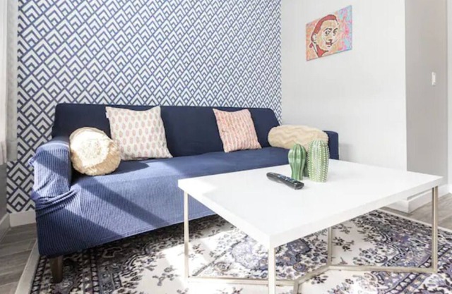 Clean & Modern in Old Town. Parking/WiFi/Desk/Cable