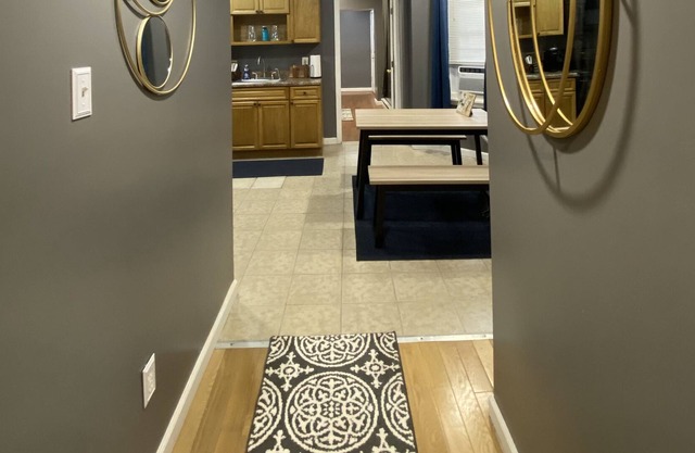 Clean Modern Minutes from Downtown Pet Friendly