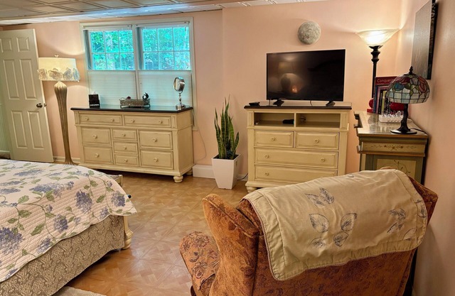 Clean n Comfy apartment on 2 acres in a great safe location with Spa amenities.