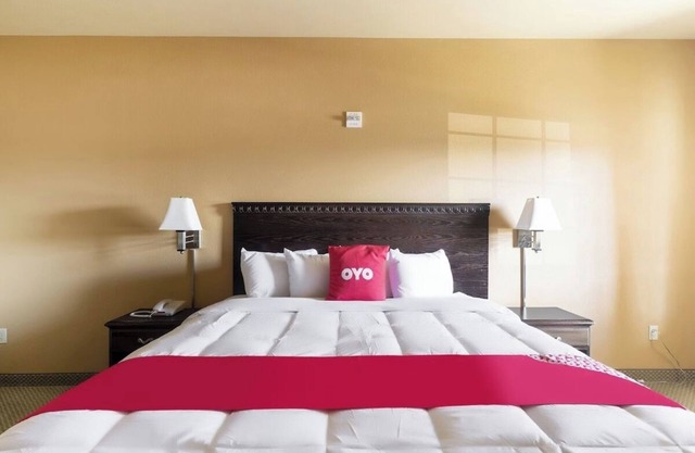 Clean Room with King Bed + Spacious Bathroom in Valley View – Relax & Unwind