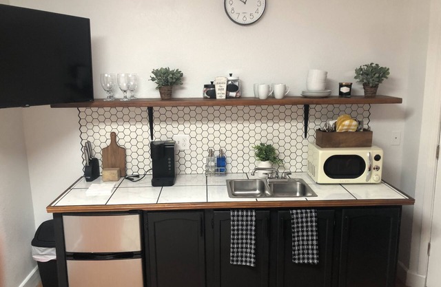 Clean Studio with Kitchenette and Fresh Patio!