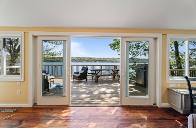 Clean, Stylish, Well Maintained, Lakefront, Amazing Views, Pet Friendly, College