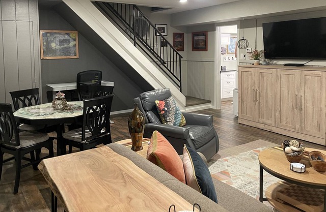 Clean & Updated. Tons of Amenities. Near Red Rocks Denver & Mountains. Sleeps 6