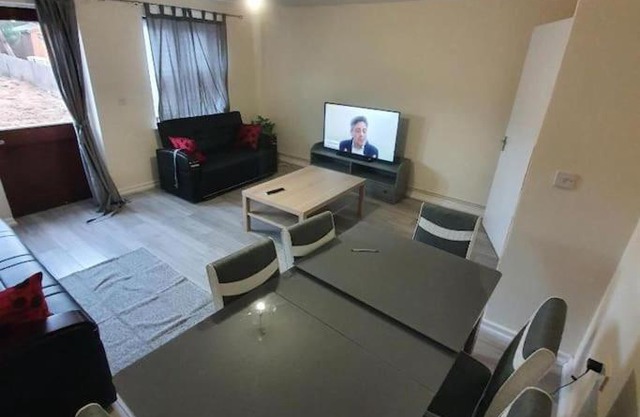 Close To Central London 4 Bedroom House 7 beds Free Car Parking