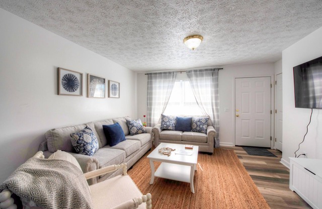 Close to VT - 4Bdrm, Sleeps 10