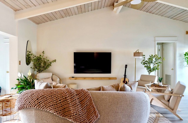 CloseTo Downtown- Cold Plunge -Mini Golf- Sleeps 10- Floor to Ceiling Windows