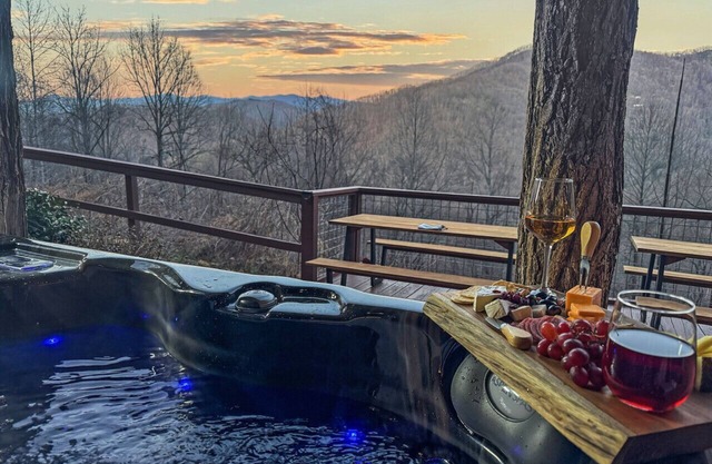 Cloud Nine Retreat; sleeps 16|barrel sauna|hot tub