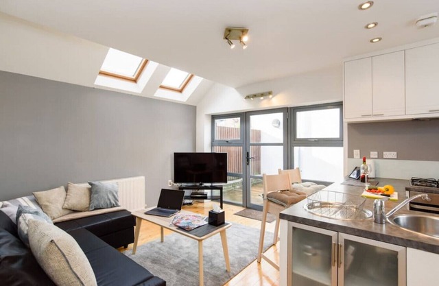 Cloudstream Joy - Relax in the City | 2 Bed Duplex House w/Hot Tub