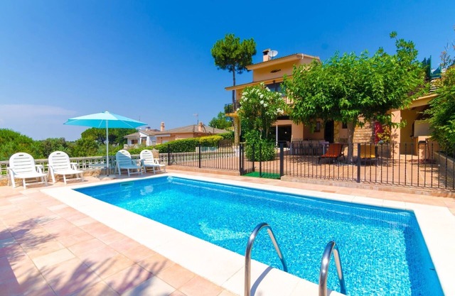 Club Villamar - Wonderful villa with 2 kitchens, nice garden with bbq, fenced pool in a quiet are.